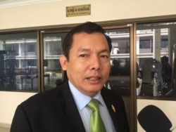 រូបឯកសារ៖ លោក អេង ឆៃអ៊ាង តំណាងរាស្រ្តគណបក្សប្រឆាំង និងជាប្រធានគណៈកម្មការទី១ នៃរដ្ឋសភា ថ្លែងប្រាប់អ្នកសារព័ត៌មាននៅវិមានរដ្ឋសភា ក្រោយបញ្ចប់ការបំភ្លឺរបស់រដ្ឋមន្រ្តីក្រសួងសុខាភិបាល នៅថ្ងៃទី២៩ ខែធ្នូ ឆ្នាំ២០១៦។ (កាន់ វិច្ឆិកា/VOA)