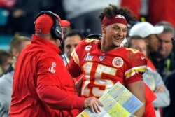 پاتریک ماهومس (راست) کوارتربک ۲۴ ساله تیم کانزاس و اندی رید مربی کهنه‌کار این تیم