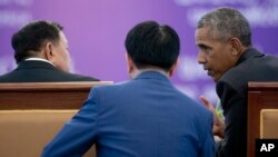 Laotian President Bounnhang Vorachit and U.S. President Barack Obama talk with the help of a translator during an Official State Luncheon at the Presidential Palace in Vientiane, Laos, Sept. 6, 2016.