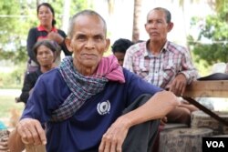 លោក ឡេង ថេង អាយុ៦៩ឆ្នាំ រស់នៅក្នុងភូមិថ្មី ឃុំសាមគ្គី បានទទួលអំណោយជាក្តារមឈូសកាលពីថ្ងៃទី៤ ខែមករា ឆ្នាំ២០១៨។ លោកមានប្រសាសន៍ថា កាលពីចុងឆ្នាំមុន លោកបានឈឺធ្ងន់ និងស្មានតែទទួលមរណភាពទៅហើយ តែលោកបានជាសះស្បើយឡើងវិញ។ (ស៊ុន ណារិន/VOA)