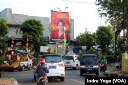 Baliho Puan Maharani di sekitar Kanal Banjir TImur, Jakarta Timur. (Foto: VOA/Indra Yoga)