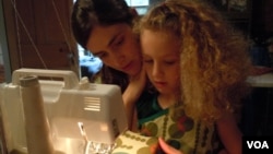 Shannon Kline juga menjahit sendiri baju bagi kedua puterinya yang masih kecil (foto: dok).