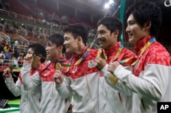 8일 브라질 리우올림픽 남자 체조 단체전에서 일본 국가대표팀이 금메달을 차지했다. 오른쪽부터 가토 료헤이, 시라이 겐조, 다나카 유스케, 우치무라 고헤이, 야마무라 고지.