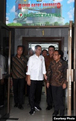 Presiden Joko Widodo Kamis siang (10/10) menjenguk Menkopolhukam Wiranto di RSPAD Gatot Subroto, Jakarta. (Foto cortesy: Setpres RI)