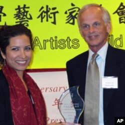 美国学者林培瑞( 右)获颁天安门精神奖