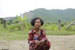 អ្នកស្រី ហែម សាវី អាយុ៦៣ឆ្នាំ ភរិយា​របស់​លោក ដុំ ដន បង្ហាញ​ការគាំទ្រ​សម្រាប់​ស្វាមី​ក្នុង​ការប្រឡូក​ក្នុង​នយោបាយ​នៅ​ថ្នាក់ក្រោម​ជាមួយ​គណបក្ស​ប្រជាធិបតេយ្យ​មូលដ្ឋាន ថត​នៅ​ថ្ងៃទី៦ ខែតុលា ឆ្នាំ២០២១។ (លាស់ លីបលីប/វីអូអេ)