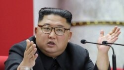 Ova fotografija Kim Džong Una snimljena je u periodu od 28. do 31. decembra 2019 a objavila ju je zvanična Korejska centralna novinska agencija (KCNA) 1. januara 2020.