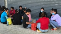 លោក ​កែវ នាង ពាក់​អាវយឺត​ខ្មៅ​ដៃខ្លី​ មានឆ្នូត​ស​ត្រង់ស្មា អង្គុយ​ជាប់​ភរិយា​របស់​លោក​ ក្នុង​ខណ្ឌសែនសុខ រាជធានី​ភ្នំពេញ​ ថ្ងៃទី​៧ ខែ​ធ្នូ​ ឆ្នាំ​២០២០។ (ហ៊ុល រស្មី​/វីអូអេ)