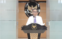 Menko Polhukam Mahfud MD saat memberikan keterangan pers di Jakarta, Sabtu (24/7/2021), dalam tangkapan layar. (Foto: VOA/Sasmito Madrim)