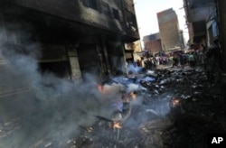 埃及人聚集在因为冲突而起火的建筑旁