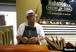 Master roller Jhusat Hernandez Batista rolls a cigar during the opening of the XX Habanos Festival in Havana, Cuba, Feb. 26, 2018.