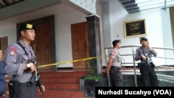 Polisi melakukan penjagaan di Gereja St Lidwina sesaat setelah penyerangan terjadi, 11 Februari 2018.(VOA/Nurhadi Sucahyo)