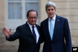 French President Francois Hollande, left, and US Secretary of State John Kerry, pose upon arrival at the Elysee Palace, in Paris, France, Nov. 17, 2015.