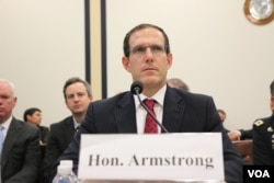 美国广播理事会理事阿姆斯特朗2015年10月22日在国会作证。（美国之音杨晨拍摄）