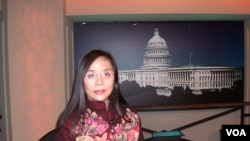 何清涟2006年3月9日参加美国之音电视节目（美国之音拍摄）