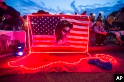 가수 엘비스 프레슬리가 생전에 살던 멤피스 '그레이스랜드' 앞에서 지난달 15일 팬들이 40주기 추모집회를 열고있다.