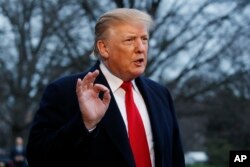 도널드 트럼프 미 대통령이 24일 백악관 사우스론에서 기자들의 질문에 답하고 있다.