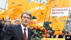 FILE - Supporters of "Our Ukraine" party greet Ukrainian President Victor Yushchenko near the Central Election Committee in Kyiv, Ukraine, Oct. 27, 2009.