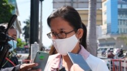 នាយិកាប្រតិបត្តិនៃមជ្ឈមណ្ឌលសិទ្ធិមនុស្សកម្ពុជា អ្នកស្រី ចក់ សុភាព ថ្លែងទៅកាន់អ្នកសារព័ត៌មាននៅខាងក្រៅសាលាដំបូងរាជធានីភ្នំពេញ កាលពីថ្ងៃទី១៤ ខែមករា ឆ្នាំ២០២១។ (ទុំ ម្លិះ/វីអូអេ)