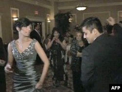 18-godišnji američki Rom Aleks Ilaj pleše sa svojom verenicom nakon što su im se očevi pogodilo oko "cene neveste" od 10,000 dolara.