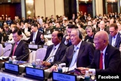 លោកឧបនាយករដ្ឋមន្ត្រី​ ទៀ​ បាញ់ ​រដ្ឋមន្ត្រី​ការពារ​ជាតិ​កម្ពុជា​អង្គុយ​ជាប់រដ្ឋមន្ត្រី​ការពារ​ជាតិ​សិង្ហបុរី​លោក Ng Eng Hen ក្នុង​អំឡុង​កិច្ច​ប្រជុំ​កំពូល​សន្តិសុខ​តំបន់​អាស៊ី Shangri-La Dialogue កាល​ពី​ថ្ងៃ​ទី​២ ខែ​មិថុនា ឆ្នាំ​២០១៩។ (Facebook/General Tea Banh official page)