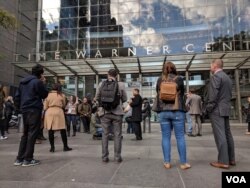 Zaposleni u CNN-u stoje ispred zgrade Tajm Vorner u Njujorku, 24. oktobra 2018.