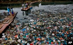 플라스틱 용기를 비롯한 쓰레기로 뒤덮힌 인도 뭄바이 운하. (자료 사진)