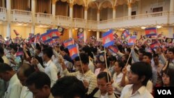 ​យុវជន​រាជានិយម​ថ្មី​របស់ព្រះ​អង្គ​ម្ចាស់នរោត្តមរណ​ឫទ្ធិ​ត្រៀម​ការ​បោះឆ្នោត​ឆ្នាំ២០១៨ (ថត​ដោយ​ប៉ាង ចំណាន ​ថ្ងៃ២៥​កក្កដា​ឆ្នាំ​២០១៥)