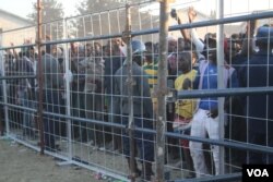Youths sing along at the “Go Out and Vote” campaign in Mbare, in Harare, July 27, 2018. (S. Mhofu/VOA)