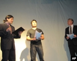 好莱坞演员演出审判刘晓波右为邓竞存（美国之音容易拍摄）