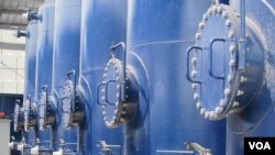 Wadah-wadah berisi tanah yang tercemar dioksin di bekas pangkalan udara AS di Da Nang (19/4). (VOA/Marianne Brown)