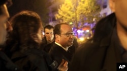 فرانسوا هولاند رئیس جمهور فرانسه در یکی از محلات رویداد در پاریس