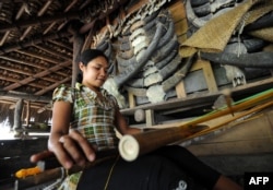 Seorang perempuan Sumba sedang menenun untuk dijual kepada para pengunjung di Desa Wisata Tarung, Sumba Barat, Nusa Tenggara Timur, 11 Maret 2012. (Foto: AFP)