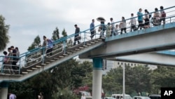 지난 8월 북한 평양 중심가에서 시민들이 육교를 건너고 있다.