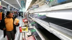 미국의 대형 마트 이용객이 빈 진열대를 바라보고 있다. (자료 사진)