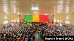 Une foule nombreuse assiste à l’audience du procès d’Amadou Haya Sanogo, l’ex-chef de la junte malienne, et ses 17 coaccusés, à la Cour d’assise, à Sikasso, Mali, 8 décembre 2016. (VOA/Kassim Traoré)