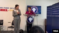 关注中国妇女权益的非政府组织"女权无疆界"创办人兼主席瑞洁(右）讲话 (美国之音萧雨拍摄）