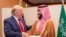 Putra Mahkota Arab Saudi Mohammed bin Salman berjabat tangan dengan Presiden AS Donald Trump, di KTT para pemimpin G20 di Osaka, Jepang, 29 Juni 2019. (Foto: Bandar Algaloud/Courtesy of Saudi Royal Court via REUTERS)