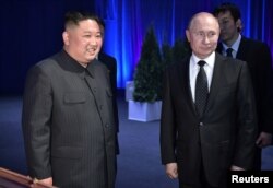 Russia's President Vladimir Putin (R) and North Korea's leader Kim Jong Un attend a present-exchanging ceremony following their talks in Vladivostok, Apr. 25, 2019.
