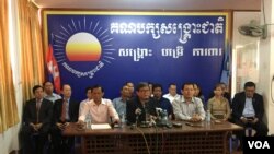 ក្រុម​តំណាង​រាស្រ្ត​គណបក្ស​សង្គ្រោះជាតិ​ធ្វើ​សន្និសីទ​ពន្យល់ពី​មូលហេតុ​ដែល​មិនចូល​រួម​ប្រជុំ​រដ្ឋសភា នៅទីស្នាក់ការកណ្តាល​គណបក្ស​សង្គ្រោះជាតិ នា​ថ្ងៃទី៣១ ខែ​មករា ឆ្នាំ​២០១៧។​