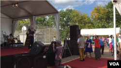 Titin Sprangler, Diaspora Indonesia di Houston, ajak pengunjung mancanegara bergoyang dangdut bersama.