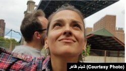 شبنم ظاهر میگویدکه رابطه وی با پدرش از طریق شنیدن آهنگ های پدرش تا اندازه برقرار شده است