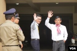 FILE: Uon Chhin and Yeang Sothearin, former journalists from the U.S.-funded Radio Free Asia (RFA), who have been charged with espionage, enter the Municipal Court of Phnom Penh to hear their verdict, in Phnom Penh, Cambodia, October 3, 2019. (Khan Sokummono/VOA Khmer)