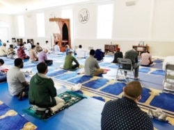 Warga muslim Amerika bersiap menunaikan sholat Idul Adha di masjid komunitas Muslim Indonesia di Masjid IMAAM Center, Silver Spring, Maryland, Jumat pagi (31/7). (Foto: VOA / Karlina Arifin)