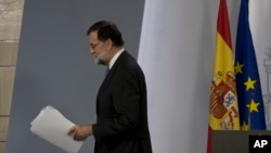 Spain's Prime Minister Mariano Rajoy leaves after making a statement after a special Cabinet meeting at the Moncloa Palace in Madrid, Spain, Friday, Oct. 27, 2017. (AP Photo/Paul White)
