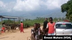 Cette personne vivant avec handicap rentre de Kanvivira avec un vélo vide, Sud-Kivu, 12 décembre 2017. (VOA/Ernest Muhero).