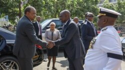 Rais Kenyatta akiwasili katika maziko na kupokelewa na Makamu wake Ruto