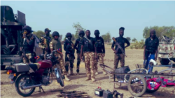 Sojojin Najeriya a lokacin da suka baje wasu makamai da suka kama (Hoto: Nigerian Army Twitter)