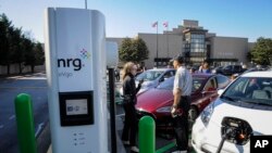 미국 조지아주 케네소에 있는 고속 전기차 충전소 NRG eVgo 프리덤 스테이션 이용객들이 차량을 충전하고 있다. (자료사진)