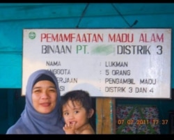 Candra Lela membawa anaknya masuk hutan Jambi sejak bayi berumur 22 hari, mengumpulkan madu lebah dorsata (foto: courtesy).